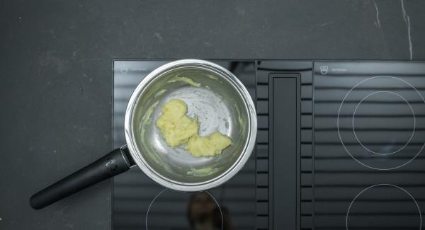 Preparar una salsa bechamel de mantequilla, harina, leche y caldo de verduras según la receta básica.