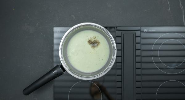 Preparar una salsa bechamel de mantequilla, harina, leche y caldo de verduras según la receta básica.