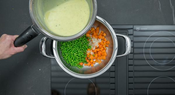 Agregar el curry en polvo y incorporar a las verduras. Añadir con cuidado los huevos cocidos y sazonar al gusto con sal y pimienta.