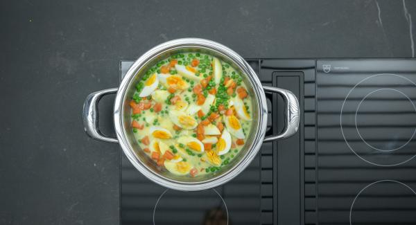 Agregar el curry en polvo y incorporar a las verduras. Añadir con cuidado los huevos cocidos y sazonar al gusto con sal y pimienta.