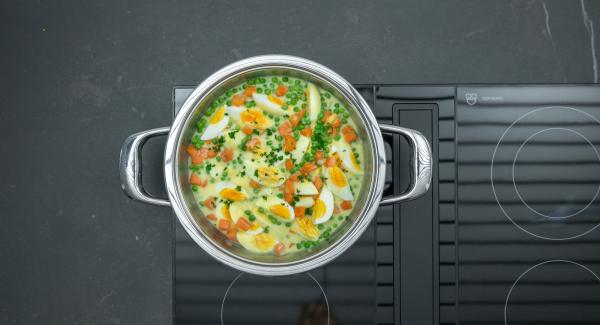 Agregar el curry en polvo y incorporar a las verduras. Añadir con cuidado los huevos cocidos y sazonar al gusto con sal y pimienta.