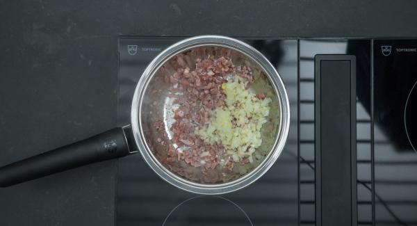 Cuando el Avisador (Audiotherm) emita un pitido al llegar a la ventana de “chuleta”, bajar la temperatura y saltear los dados de bacon. Añadir la cebolla y freírlos brevemente. Retirarlo y ponerlo en una ensaladera