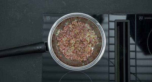 Cuando el Avisador (Audiotherm) emita un pitido al llegar a la ventana de “chuleta”, bajar la temperatura y saltear los dados de bacon. Añadir la cebolla y freírlos brevemente. Retirarlo y ponerlo en una ensaladera