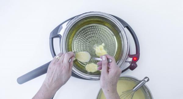 Cuando el Avisador (Audiotherm) emita un pitido al llegar a la ventana de “chuleta”, añadir abundante aceite. A continuación, con la ayuda de dos cucharas, introducir pequeñas porciones de la masa.