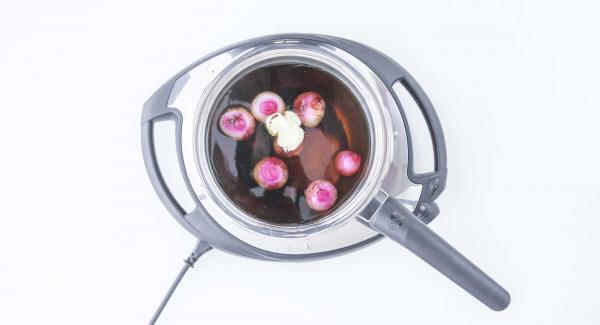 Introducir todos los ingredientes en frío en la Sauteuse. Añadir agua hasta cubrir las cebollas por completo