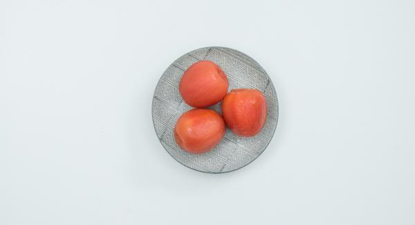 Escaldar los tomates en agua hirviendo, pelarlos y cortarlos en dados pequeños.