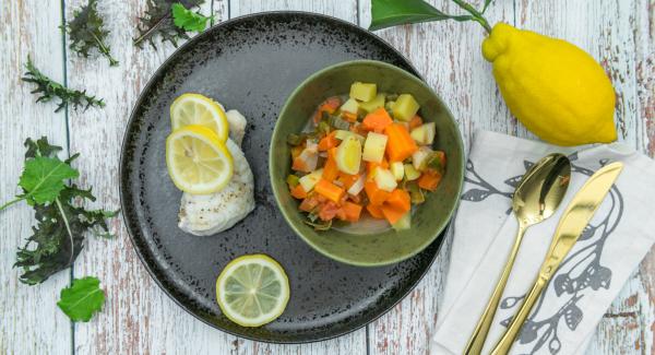 Cuando el Avisador (Audiotherm) emita un pitido al finalizar el tiempo de cocción, sazonar las verduras con sal y pimienta.