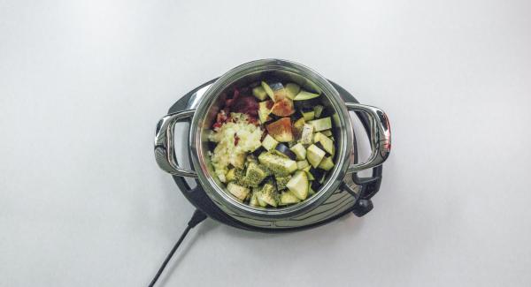 Colocar la carne y las verduras en la olla. Agregar el tomate, el pimentón, el orégano y el comino y sazonar con sal y pimienta. Mezclar todo cuidadosamente.