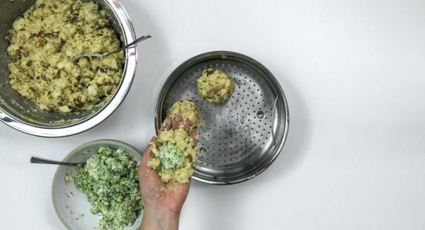 Formar 12 albóndigas de la mezcla del pan, insertar una cucharadita de la mezcla de brócoli para el relleno en el centro. Colocar las 6 bolas de masa en una Softiera previamente engrasada con mantequilla.