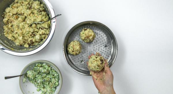 Formar 12 albóndigas de la mezcla del pan, insertar una cucharadita de la mezcla de brócoli para el relleno en el centro. Colocar las 6 bolas de masa en una Softiera previamente engrasada con mantequilla.