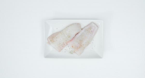 Engrasar el Accesorio Súper-Vapor, introducir el filete de pescado sazonado con sal y pimienta. Colocar el limón lavado y cortado en rodajas sobre el pescado.