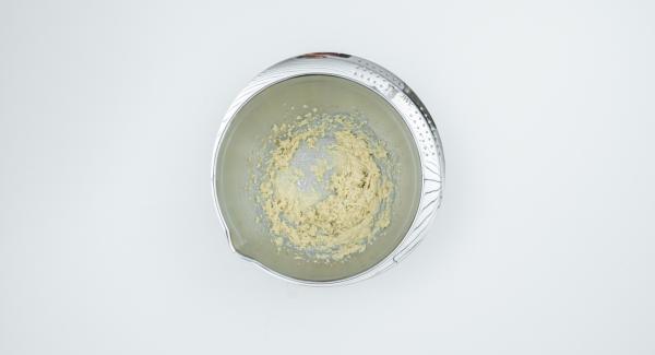 En un bol mezclar bien la mantequilla con el azúcar, añadir el azúcar avainillado y el huevo. Incorporar la harina, la levadura y la leche y remover hasta obtener una masa homogénea.