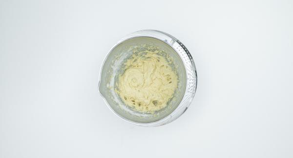 En un bol mezclar bien la mantequilla con el azúcar, añadir el azúcar avainillado y el huevo. Incorporar la harina, la levadura y la leche y remover hasta obtener una masa homogénea.