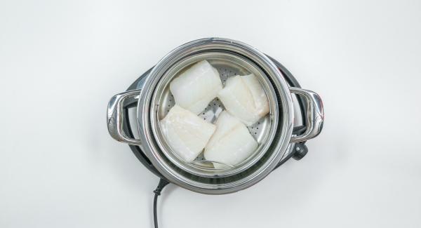 Colocar el pescado en la Softiera de 24 cm, introducir en la olla y tapar con la Tapa Súper-Vapor (EasyQuick) con un aro de sellado de 24 cm.