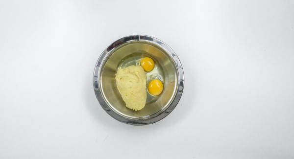 Colocar la masa en un recipiente y agregar los huevos. Amasar hasta que la masa esté suave. Verter la masa en una manga pastelera con boquilla de estrella y presionar hasta obtener unas tiras de masa que colocaremos sobre un papel de horno.