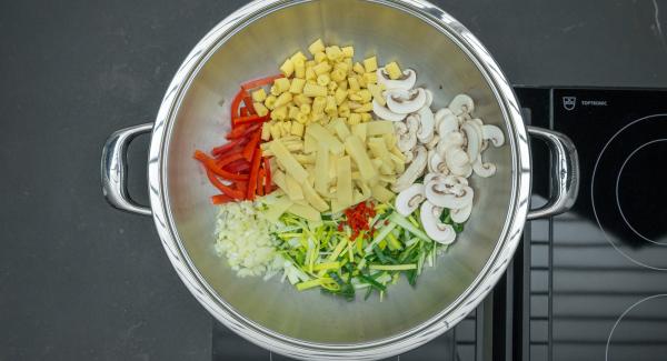 En el mismo Wok freír las verduras sin dejar de remover, añadir de nuevo la carne y sazonar con sal y pimienta.