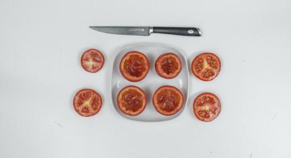 Lavar los tomates y cortar la parte superior. Posteriormente, vaciarlos con una cucharita.