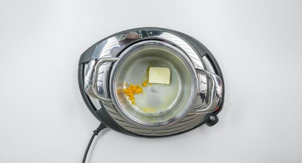 Lavar la naranja y rallar la cáscara. Añadir el agua, la mantequilla y la cáscara de naranja en una olla. Colocar la olla en el Navigenio a temperatura máxima (nivel 6) y llevar a ebullición.