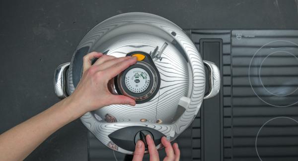 Colocar la olla en el fuego a temperatura máxima. Encender el Avisador (Audiotherm) e introducir 5 minutos de tiempo de cocción. Colocarlo en el pomo (Visiotherm) y girar hasta que aparezca el símbolo de “soft”.