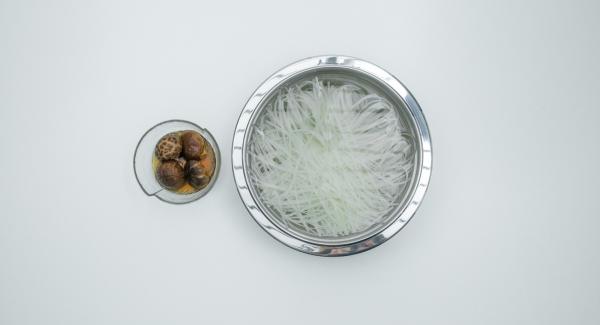 Remojar los fideos de arroz y los hongos en agua.