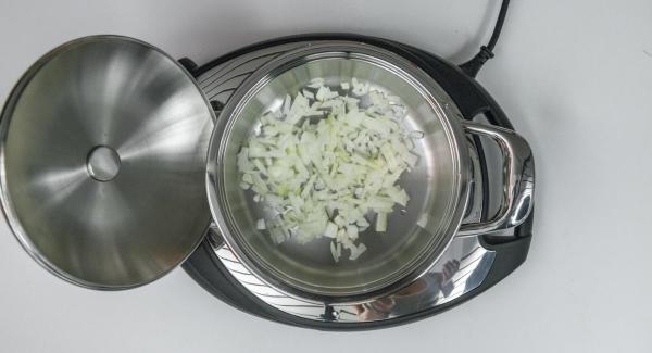 Poner la cebolla en la olla y tapar. Colocar la olla en el Navigenio a temperatura máxima (nivel 6). Encender el Avisador (Audiotherm), colocarlo en el pomo (Visiotherm) y girar hasta que se muestre el símbolo de “chuleta”.