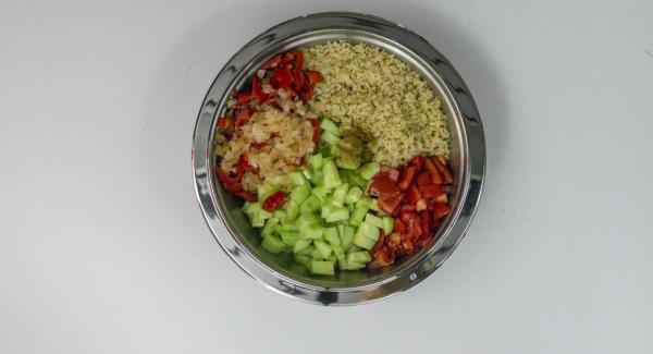 Sazonar el Bulgur, con sal, pimienta y comino. Añadir la mezcla de pimiento y cebolla, los tomates, el pepino, el aceite y el zumo de limón.