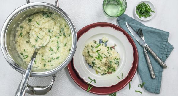 Limpiar el ajo silvestre y picarlo muy fino. Agregar la nata y el queso parmesano al risotto. Sazonar al gusto y servir inmediatamente.