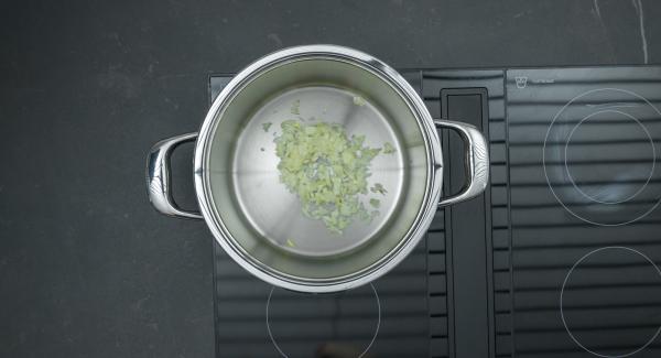 Introducir la cebolla en la olla y tapar. Colocar la olla en el fuego a temperatura máxima. Encender el Avisador (Audiotherm), colocarlo en el pomo (Visiotherm) y girar hasta que se muestre el símbolo de “chuleta”.
