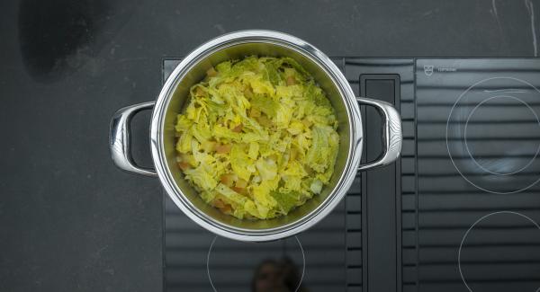 Despresurizar la Tapa Rápida (Secuquick Softline) pulsando el botón amarillo y retirar. Añadir la nata y triturar la sopa. Sazonar al gusto con sal, pimienta y nuez moscada y servir añadiendo el preparado de feta.