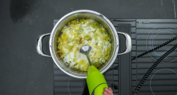 Despresurizar la Tapa Rápida (Secuquick Softline) pulsando el botón amarillo y retirar. Añadir la nata y triturar la sopa. Sazonar al gusto con sal, pimienta y nuez moscada y servir añadiendo el preparado de feta.