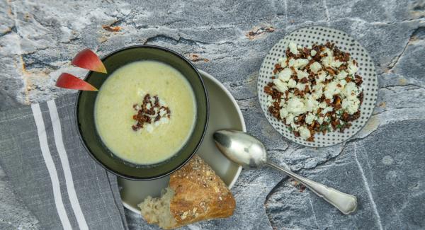 Despresurizar la Tapa Rápida (Secuquick Softline) pulsando el botón amarillo y retirar. Añadir la nata y triturar la sopa. Sazonar al gusto con sal, pimienta y nuez moscada y servir añadiendo el preparado de feta.