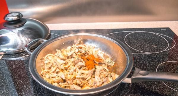 Retirar la sartén y dejar reposar durante unos 2 minutos. Sazonar al gusto con pimentón, sal y pimienta. Disponer en platos y servir con el tzatziki.
