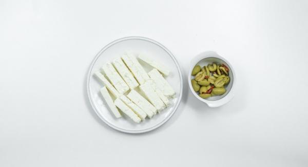 Cortar el queso feta en tiras anchas y cortar las aceitunas por la mitad. Pelar y cortar las cebollas por la mitad y luego en rodajas finas. Separar las hojas de orégano.