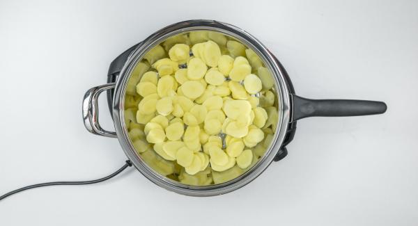 Cuando el Avisador (Audiotherm) emita un pitido al llegar a la ventana de “chuleta”, añadir las patatas y la mitad de la mantequilla clarificada. Mezclar bien para que las patatas se empapen bien de mantequilla.