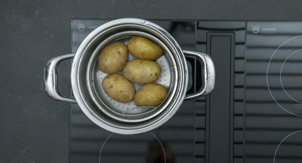 Despresurizar la Tapa Rápida (Secuquick Softline) pulsando el botón amarillo y dejar que las patatas se enfríen un poco. Pelar y prensar con un tenedor o prensa para patatas. Añadir el almidón, el huevo, el pan rallado, la sal, la pimienta y la nuez moscada a las patatas, mezclar bien hasta formar una masa compacta.