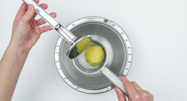 Despresurizar la Tapa Rápida (Secuquick Softline) pulsando el botón amarillo y dejar que las patatas se enfríen un poco. Pelar y prensar con un tenedor o prensa para patatas. Añadir el almidón, el huevo, el pan rallado, la sal, la pimienta y la nuez moscada a las patatas, mezclar bien hasta formar una masa compacta.
