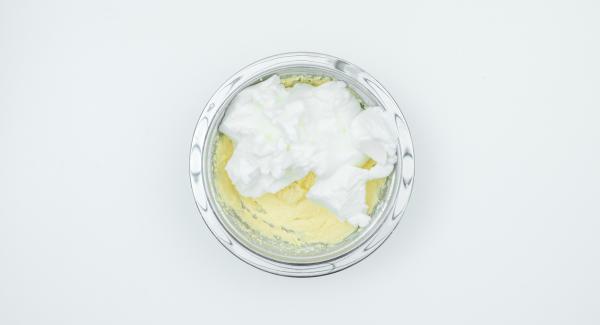 Mezclar la yema de huevo, la sal, la crema agria, la harina y el agua mineral. Incorporar la clara de huevo batida con cuidado.