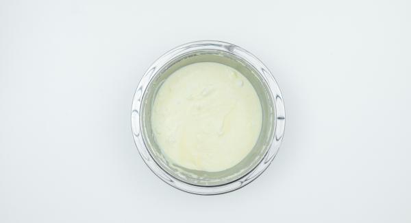 Mezclar la yema de huevo, la sal, la crema agria, la harina y el agua mineral. Incorporar la clara de huevo batida con cuidado.