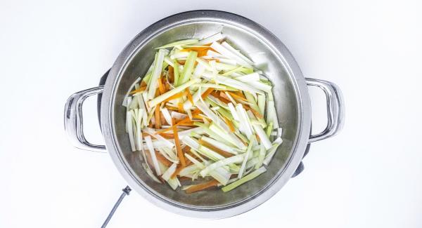 Introducir las verduras y rehogar hasta que estén ligeramente doradas. Sazonar con sal y pimienta al gusto.