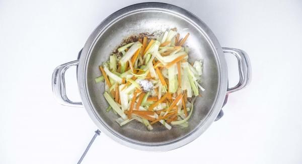 Introducir las verduras y rehogar hasta que estén ligeramente doradas. Sazonar con sal y pimienta al gusto.