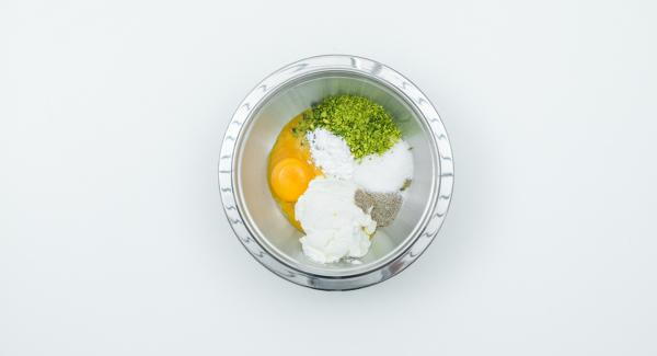 Mezclar la ricotta con la yema de huevo, el azúcar de vainilla, el almidón, el azúcar y los pistachos. Incorporar la clara de huevo batida con cuidado.
