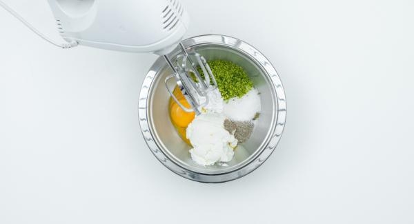 Mezclar la ricotta con la yema de huevo, el azúcar de vainilla, el almidón, el azúcar y los pistachos. Incorporar la clara de huevo batida con cuidado.