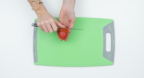 Escaldar los tomates, pelarlos y cortarlos en cubos.