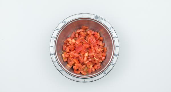 Escaldar los tomates, pelarlos y cortarlos en cubos.