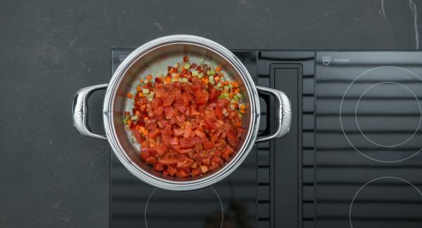 Añadir los tomates cortados en dados y el vino blanco. Poner los mejillones en el accesorio súper-vapor y colocarlo sobre la olla con el sofrito de verduras.