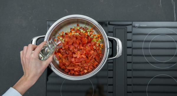 Añadir los tomates cortados en dados y el vino blanco. Poner los mejillones en el accesorio súper-vapor y colocarlo sobre la olla con el sofrito de verduras.