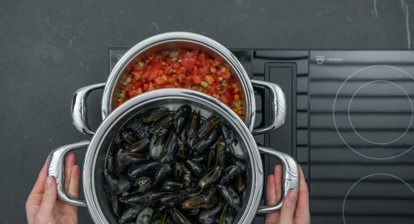 Añadir los tomates cortados en dados y el vino blanco. Poner los mejillones en el accesorio súper-vapor y colocarlo sobre la olla con el sofrito de verduras.