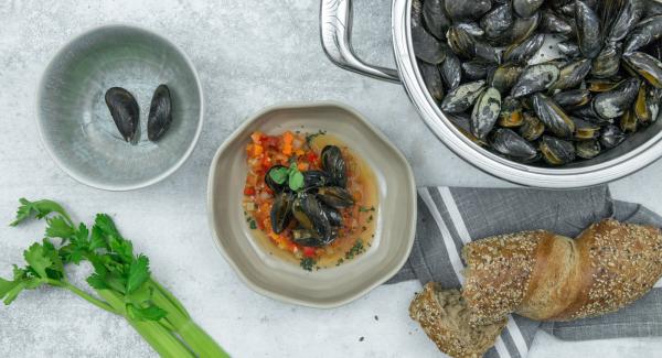 Arrancar y picar las hojas de orégano, mezclar con la salsa de tomate y sazonar al gusto con sal y pimienta. Retirar los mejillones cerrados y servir el resto con la salsa de verduras.