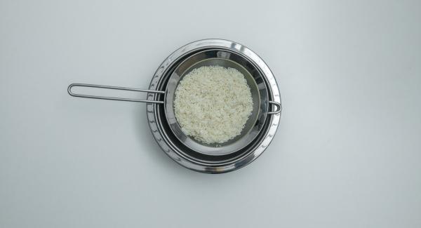 Introducir el arroz lavado, el agua y la sal, en la Softiera y colocar sobre la olla.