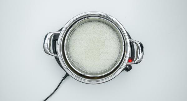 Introducir el arroz lavado, el agua y la sal, en la Softiera y colocar sobre la olla.